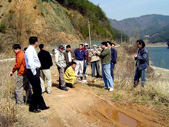 <홍어를 좋아하는 사람들의 모임> 회원들과 함께 제 고향은 전남 화순군 북면 백아산 자락을 찾아 즐거워 하고 있습니다. 즉석에서 고기와 김치 막걸리를 꺼내 한잔 했습지요. 지난 3월 21일입니다. 화순온천에서 밤새 놀고 고향이야기도 많이 나눴습니다. 